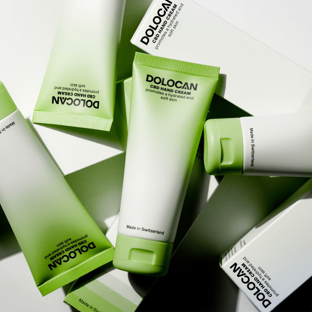 DOLOCAN Crème pour les mains au CBD en gros plan – crème pour les mains riche et à absorption rapide avec du CBD. Soin doux pour les peaux sollicitées.