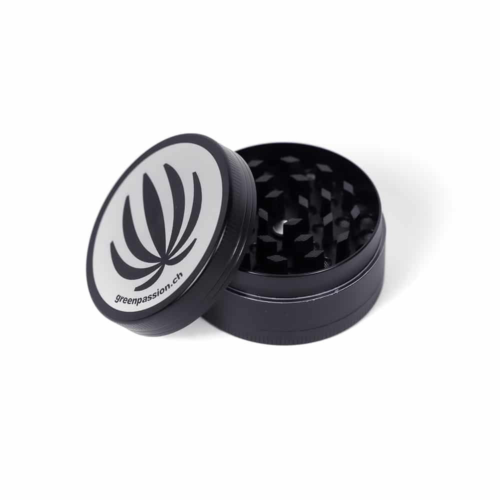 Green Passion Grinder aus Aluminium in Schwarz mit Logo – langlebig, scharf & stylisch. Ideal zum Zerkleinern von CBD Blüten.