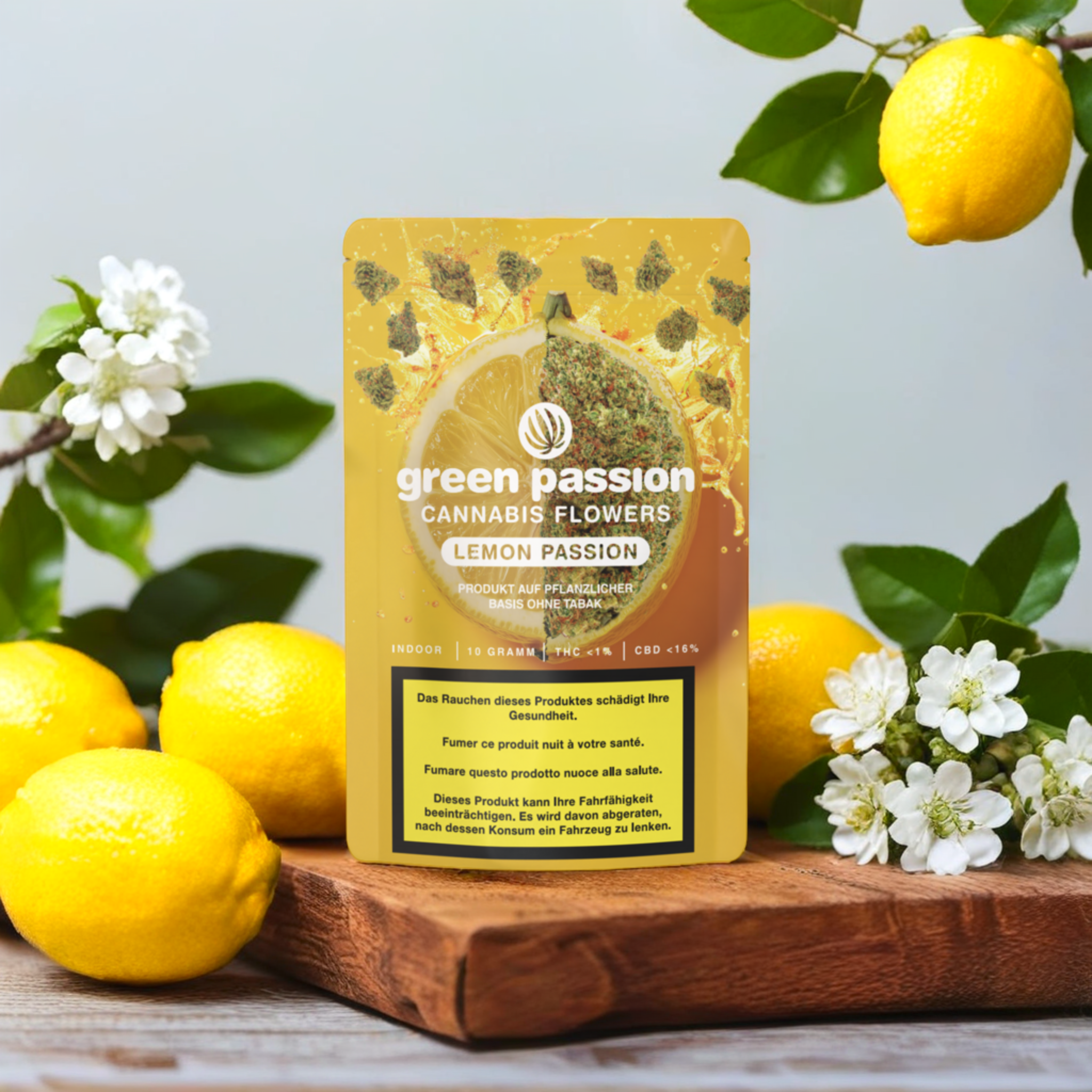Gros plan sur les fleurs de CBD Lemon Passion de Green Passion – une présentation artistique avec des citrons frais et des touches naturelles pour une expérience gustative fruitée.