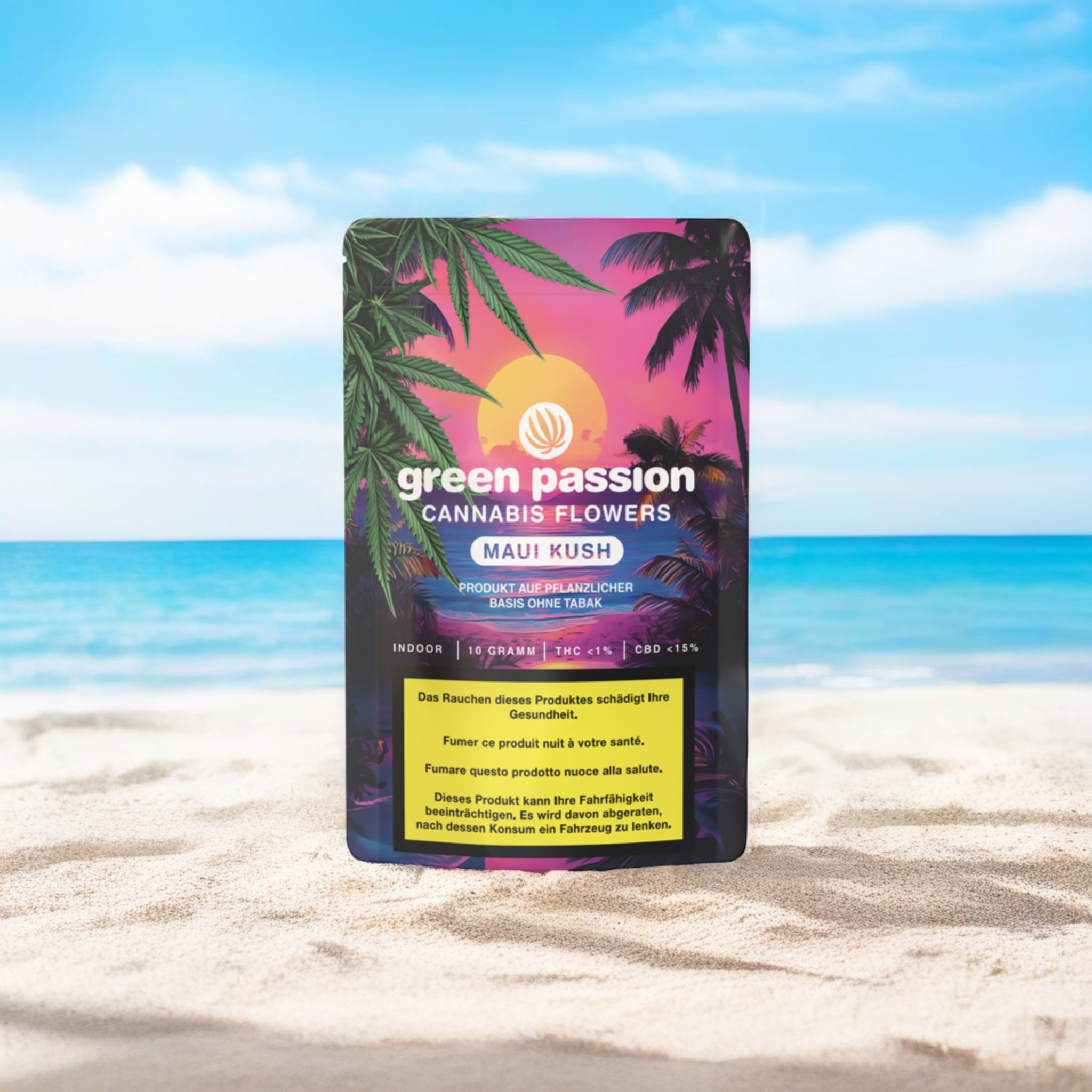Maui Kush Fleurs de CBD – Gros plan exclusif avec ambiance île tropicale. Packaging parfaitement mis en scène avec coucher de soleil et palmiers. Fleurs de CBD de haute qualité de Green Passion.