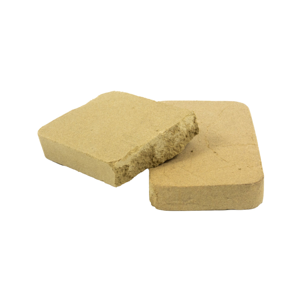 Deux morceaux d’une plaque de CBD hash Zero Zero de Green Passion, couleur brun clair, texture souple – haschisch de haute qualité issu d’une culture indoor suisse.