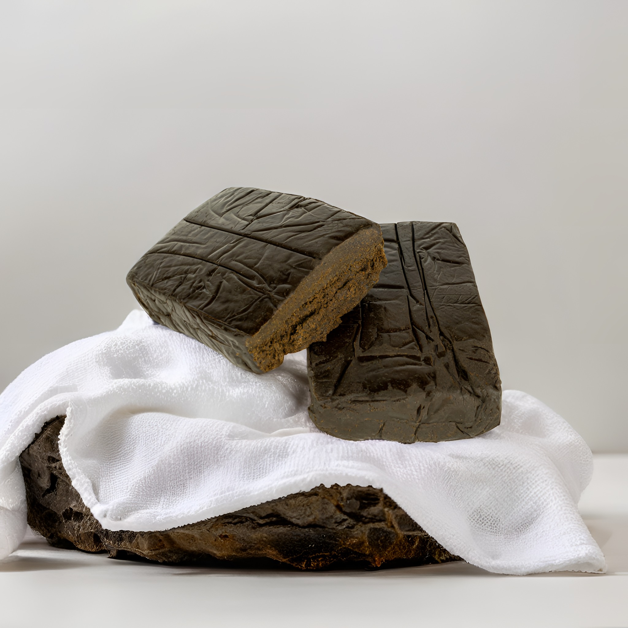 Manali Cream CBD Hash Platte – texture crémeuse et foncée avec des notes terreuses intenses. Inspiré du charas indien traditionnel.