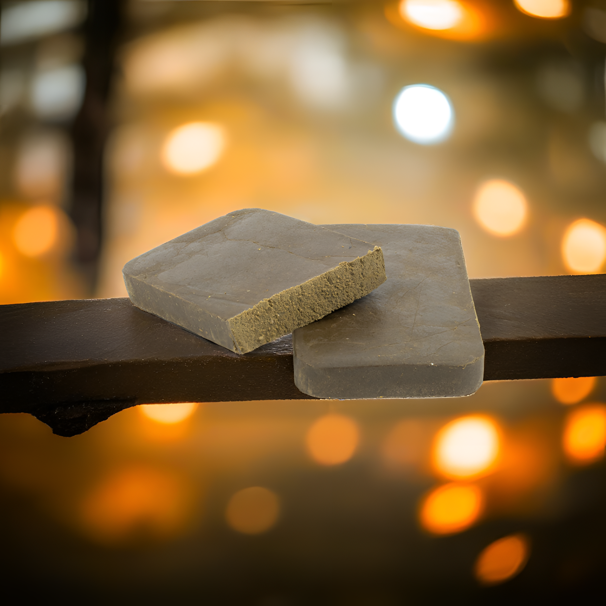 Old School CBD Hash Platte – haschisch foncé et doux au goût classique. Parfait pour tous ceux qui aiment le plaisir traditionnel du hasch.