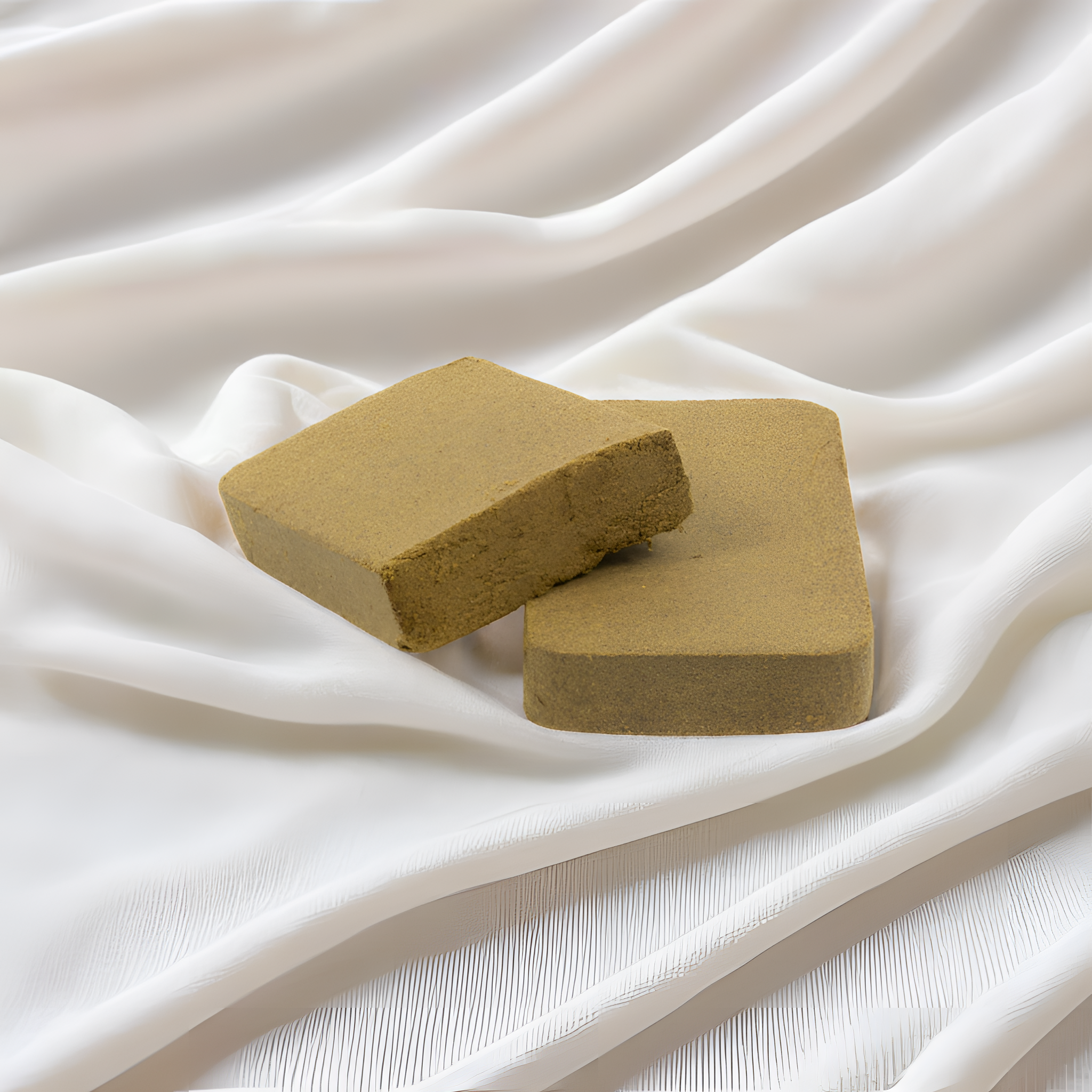 Super Pollen CBD Hash Platte – haschisch doré et moelleux avec un parfum intense. Particulièrement doux et facile à manipuler.