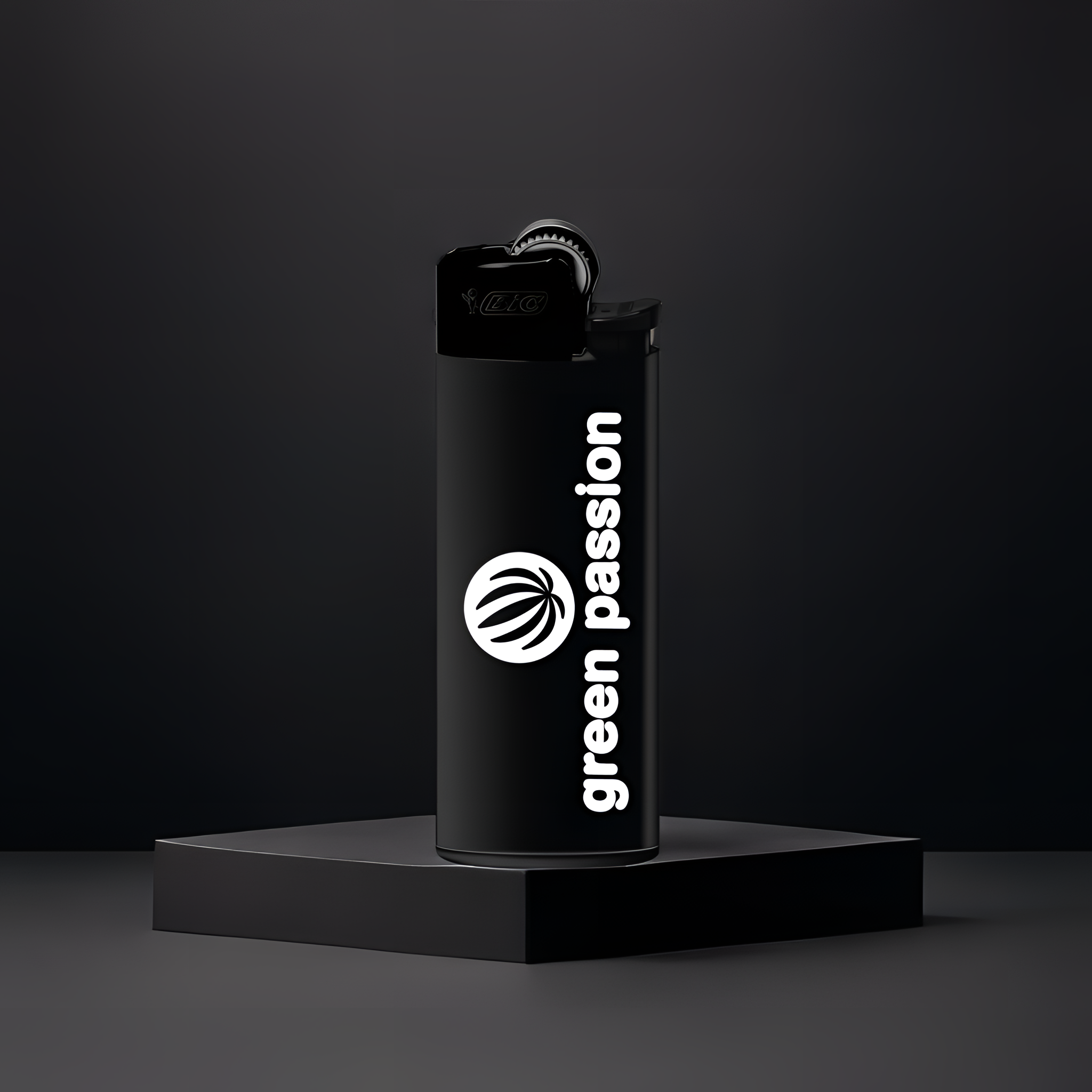 Green Passion Feuerzeug mit weissem Logo auf Podest – Bic J25 Mini in edlem Schwarz für Cannabis-Liebhaber