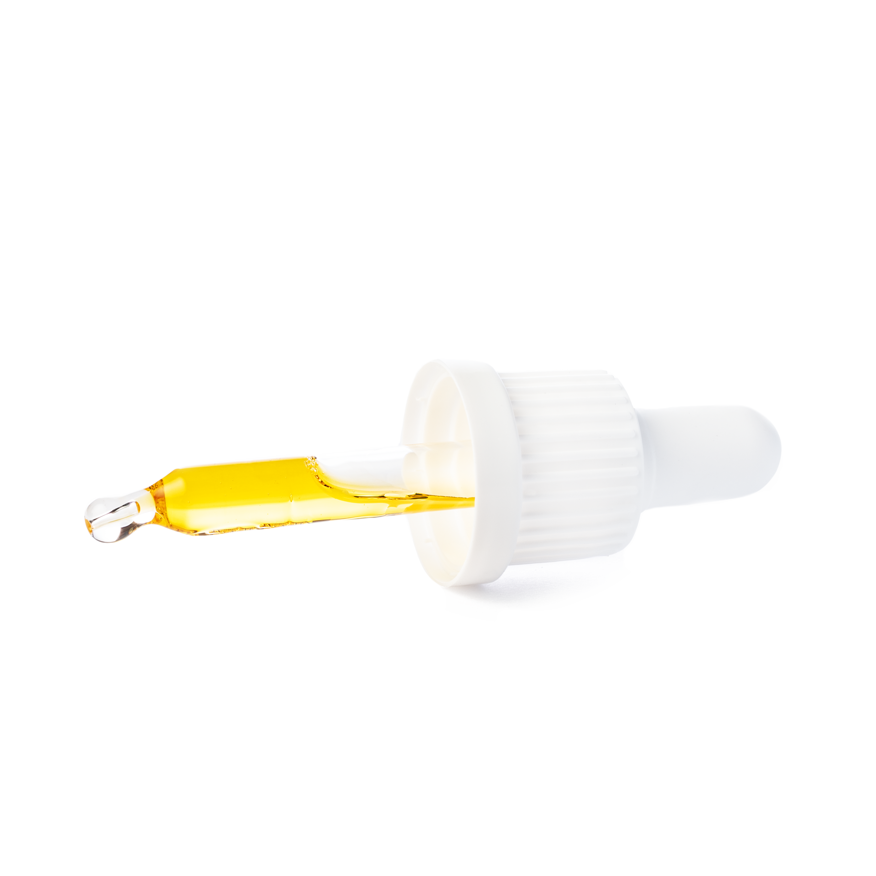 Une pipette blanche avec une goutte dorée d’huile de CBD à spectre complet 20 % à base d’huile de graines de chanvre, 10 ml, sur fond blanc.