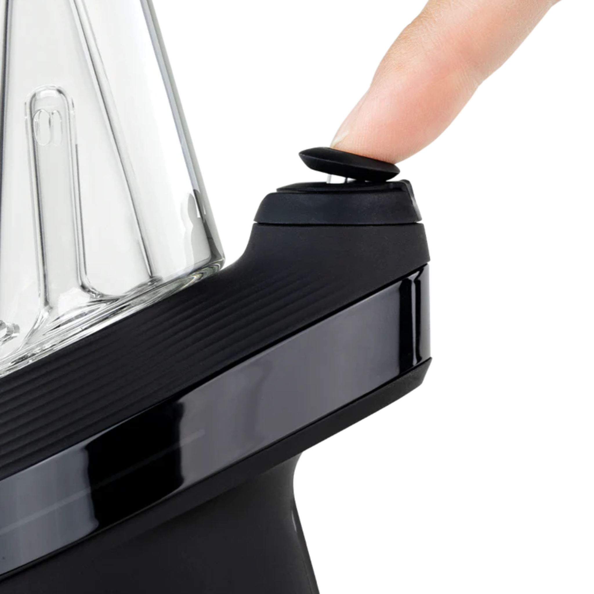 Nahaufnahme eines Fingers, der den Knopf des Puffco Peak Smart E-Rig Dab Vaporizers drückt, mit Glas- und Kunststoffdetails sichtbar.