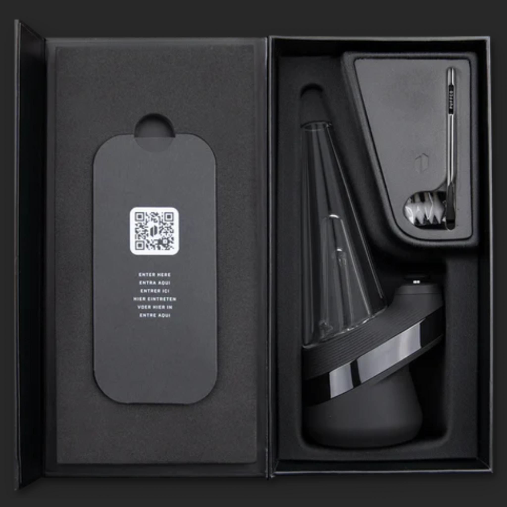 Puffco Peak Smart E-Rig Dab Vaporizer in geöffneter Verpackung mit Zubehör und QR-Code, stilvoll präsentiert für den modernen Benutzer.