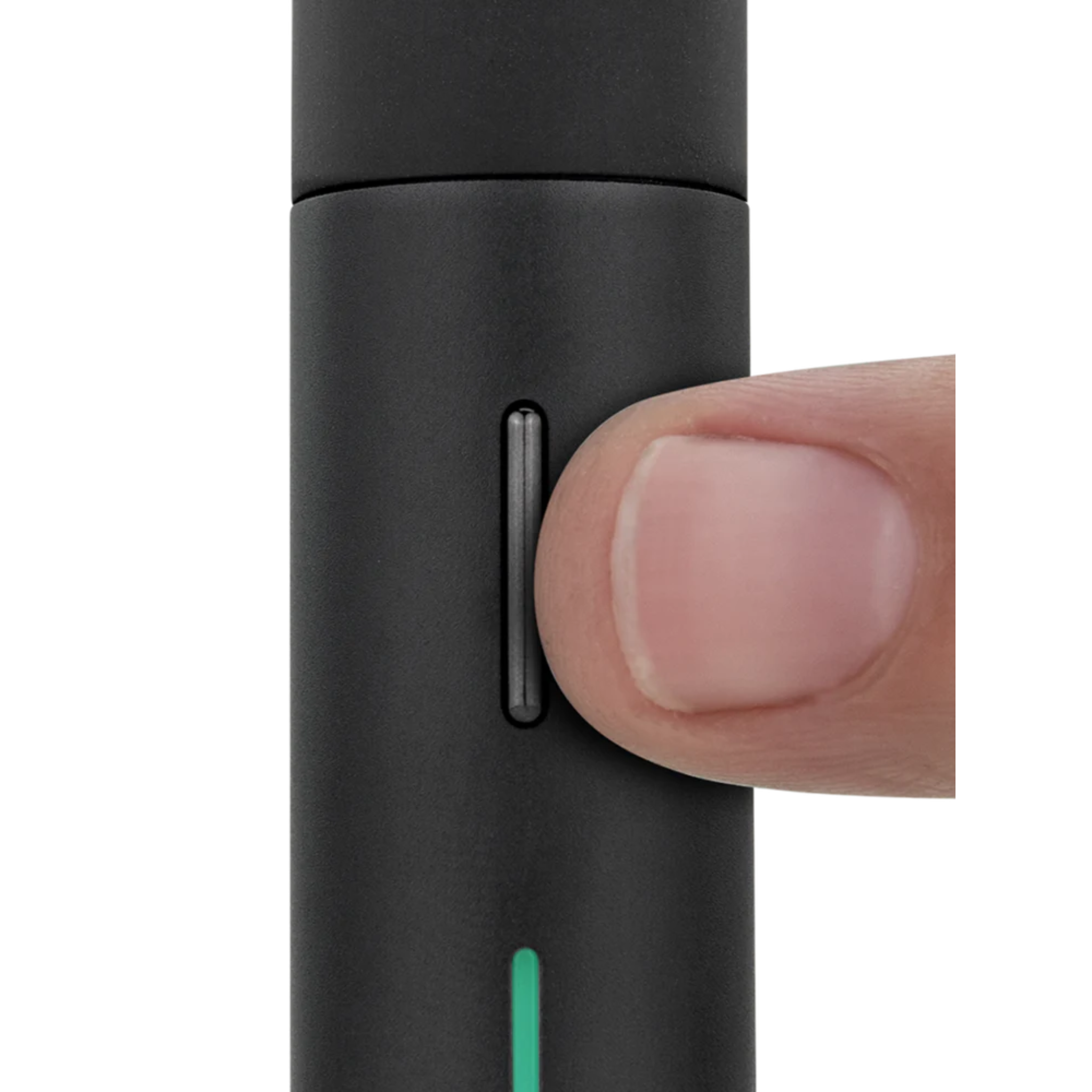 Nahaufnahme eines Fingers, der den Knopf des Puffco Pivot Mini Dab Rig Vaporizers drückt, in mattem Schwarz gehalten.